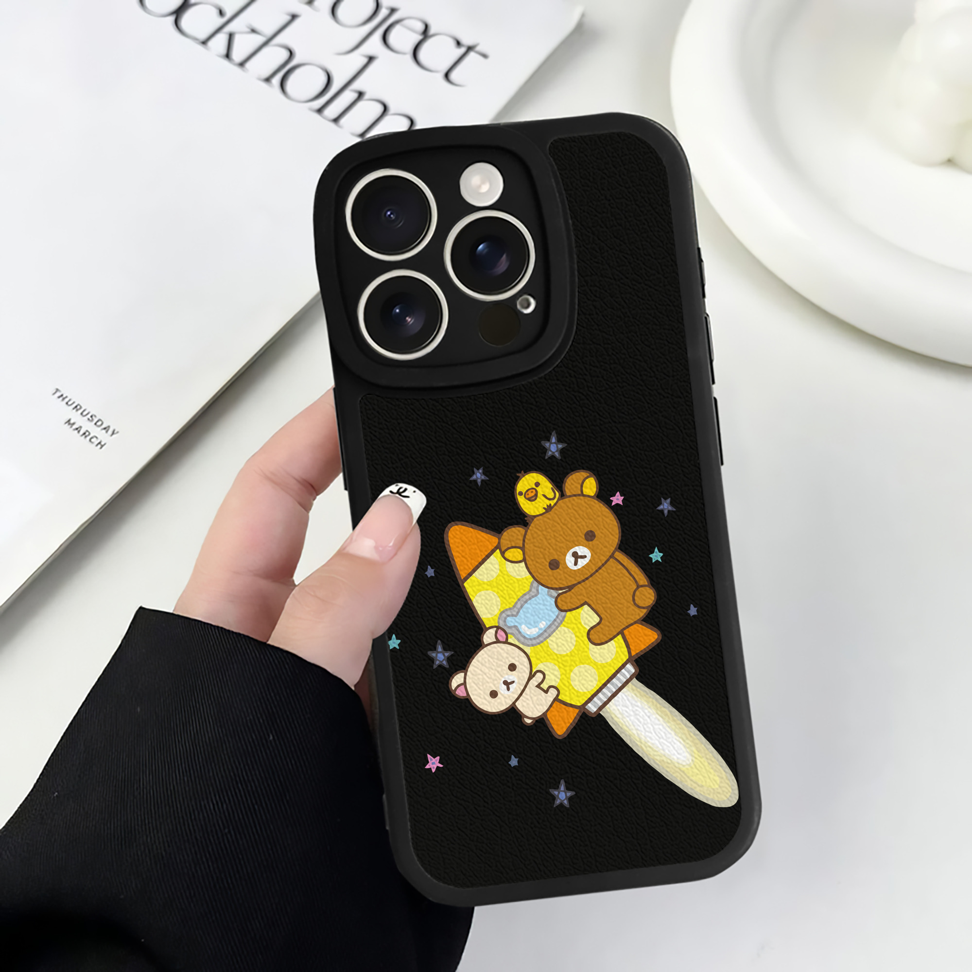 （画像用） リラックマ リラックマ キイロイトリ Rilakkuma Korilakkuma Kiiroitori 【iPhone 16シリーズ対応】シリコンスマホケース（レザー調） 材質：シリコン